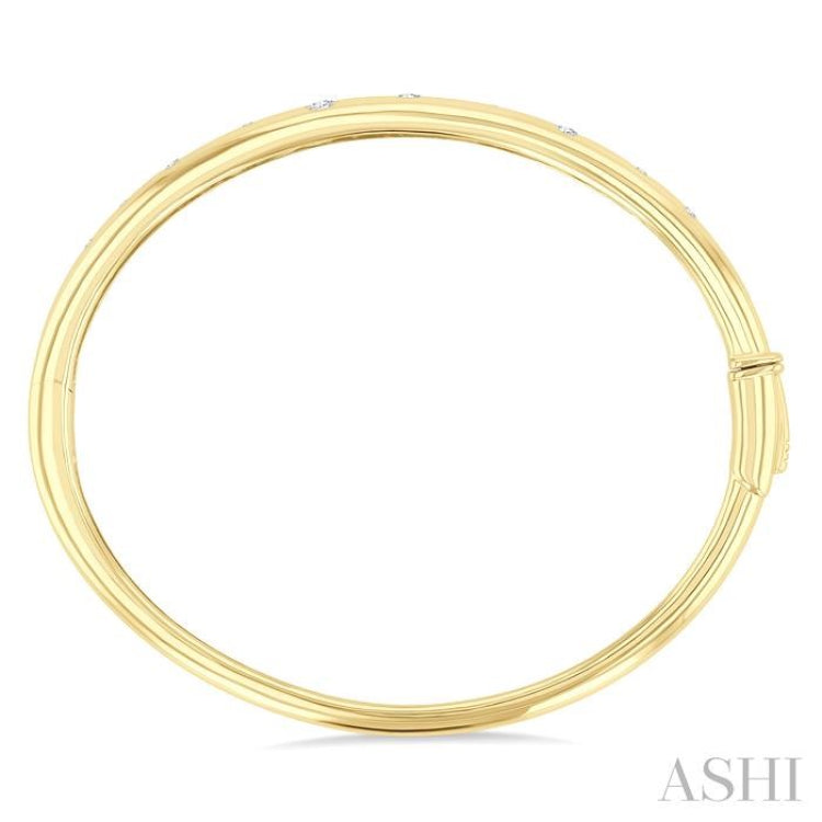 1/2 Ctw Round Cut Diamond Mosaic Fashion Bangle in 10K Yellow Gold