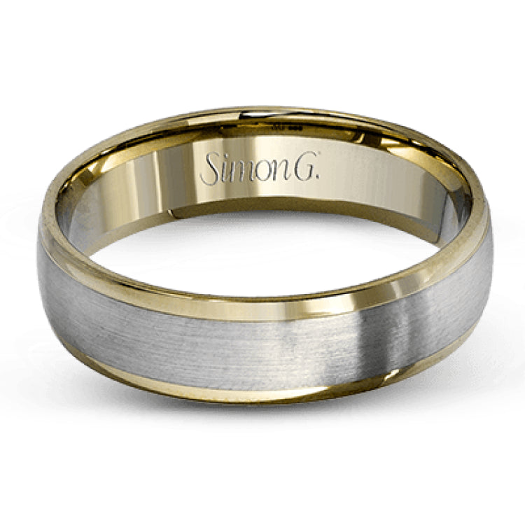 Featuring a modern twist on the classic wedding band design, this contemporary white gold men's wedding band has an eye-catching rose gold outline.