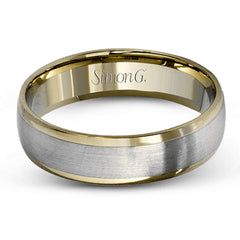 Featuring a modern twist on the classic wedding band design, this contemporary white gold men's wedding band has an eye-catching rose gold outline.