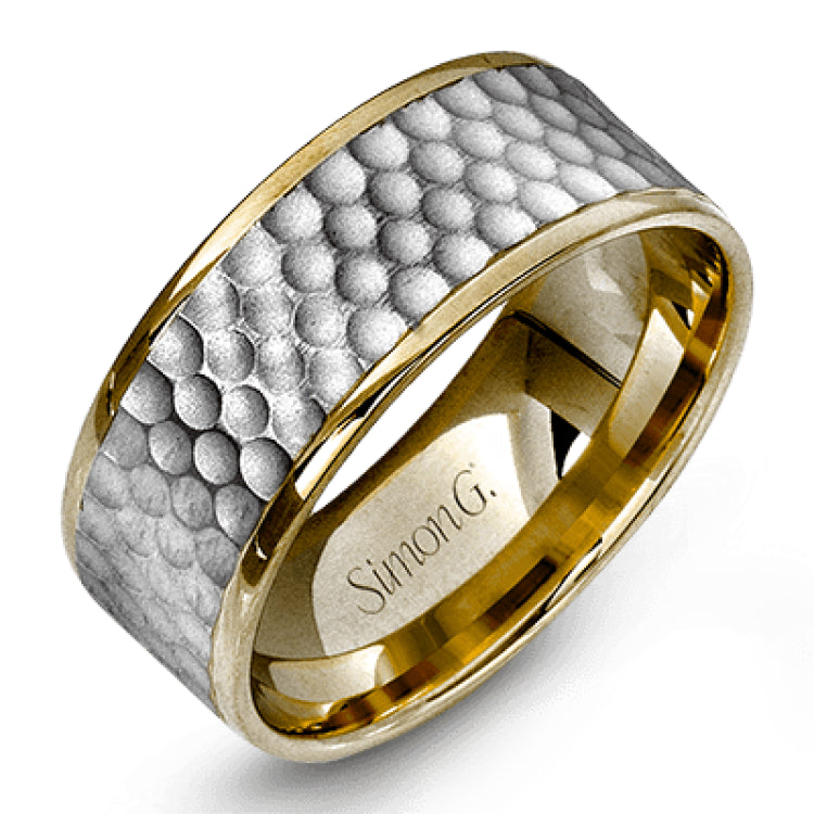 This distinctive men's wedding band features a contemporary hammered design in white gold encircled white two dazzling rose gold silhouettes.