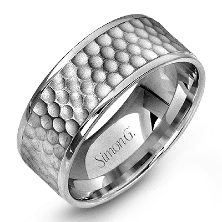 This distinctive men's wedding band features a contemporary hammered design in white gold encircled white two dazzling rose gold silhouettes.